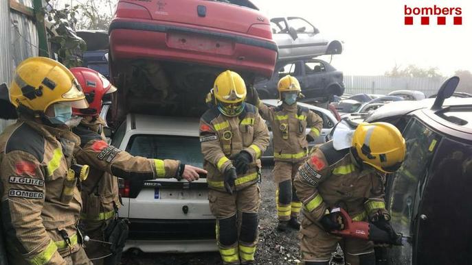 Bombers de Mollerussa practiquen com excarcerar en cas d'accident