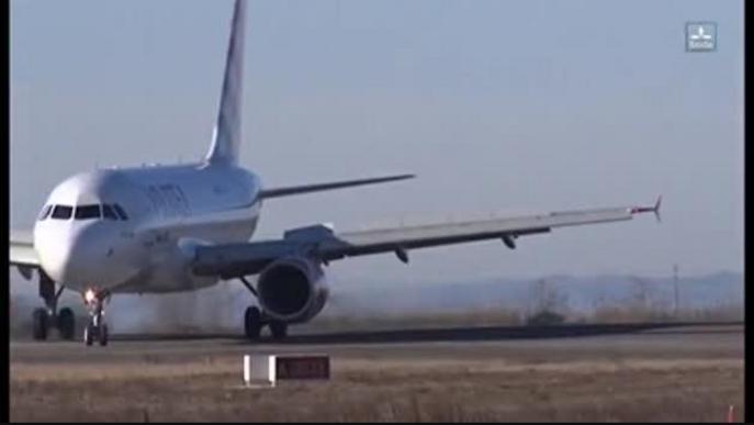 L'aeroport d'Alguaire rep els primers 170 suecs de l'any després d'un vol amb retard