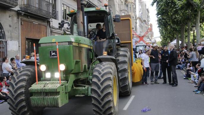 Sorprès un nen conduint un tractor a la Batalla de les Flors