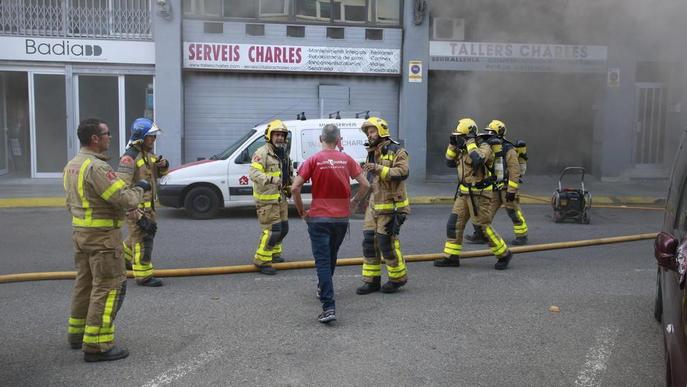 Un aparatós incendi en un taller de Cappont obliga a confinar veïns