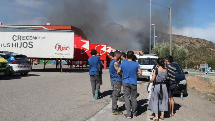 ⏯️ Un incendi crema una nau industrial a Artesa de Segre sense ferits