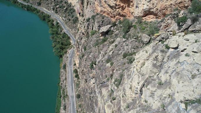 L'actuació de sanejament augmenta la seguretat dels talussos sobre la carretera de Camarasa