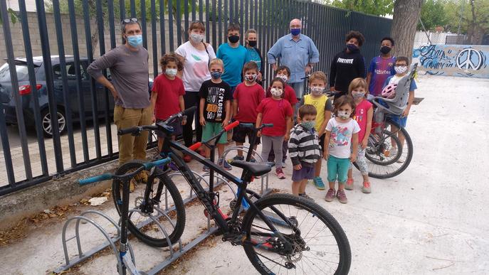 L’Escola Àngel Guimerà de Tàrrega promociona els aparca-bicis per la sostenibilitat