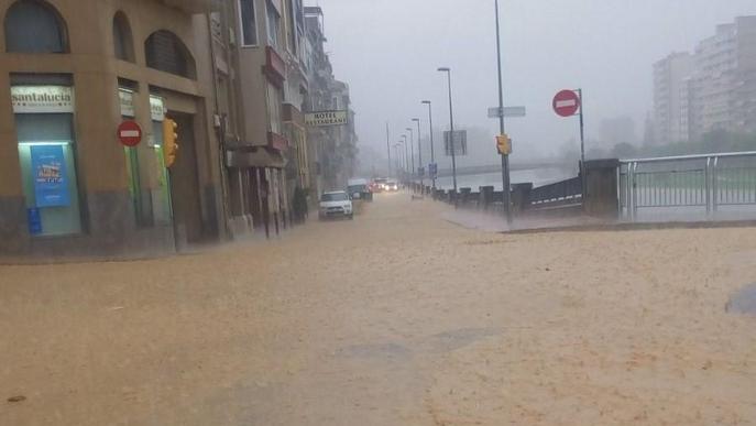 Un aiguat inunda el centre històric de Balaguer amb destrosses a baixos i botigues
