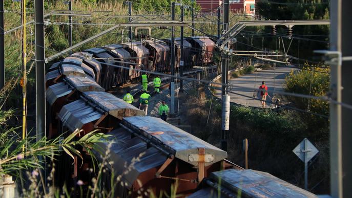 ⏯️ Dues grues de grans dimensions trauran de les vies els trens d'FGC accidentats