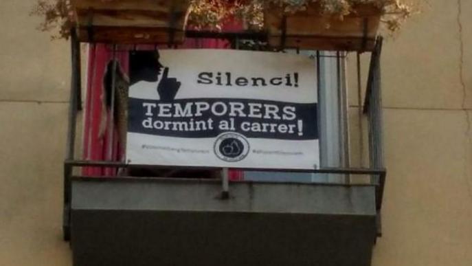 Una cinquantena de balcons denuncien amb pancartes les condicions dels temporers a Lleida