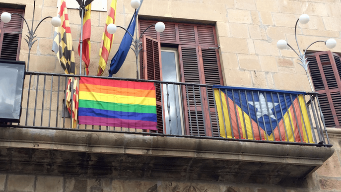 Prohibeixen l'exhibició de banderes LGTBI, estelades i qualsevol altra "no oficial" a les façanes d'edificis públics