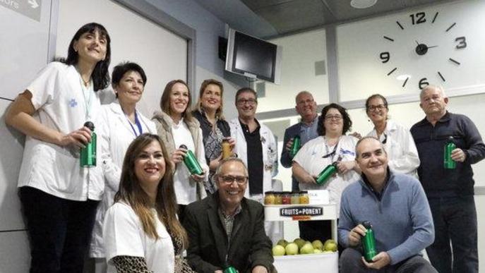 L'Hospital Arnau de Lleida reparteix sucs i fruita fresca als pacients oncològics durant el tractament