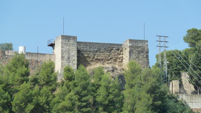 Joves voluntaris recuperen un antic camí cap al castell Formós de Balaguer