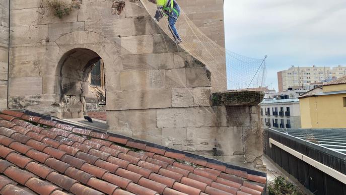 Es realitzen treballs de neteja a la coberta i les torres de la Catedral de Lleida