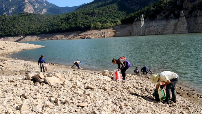 ⏯️ Voluntaris de l'Alt Urgell aprofiten la sequera per netejar de plàstics el fons del pantà d'Oliana