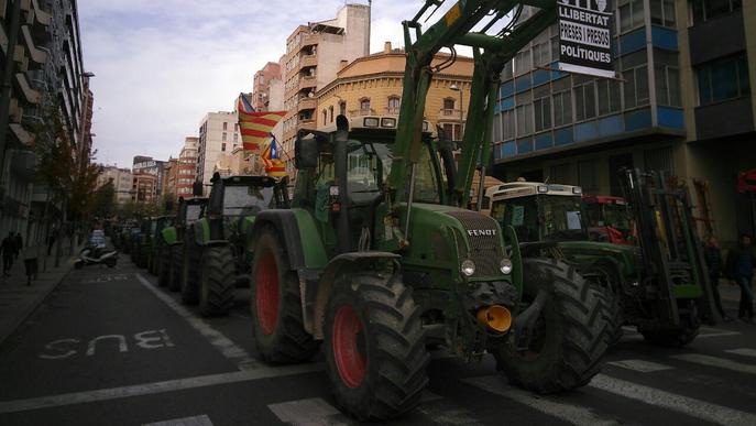Mig centenar de tractors i prop d'un miler de persones "aturen" el centre de Lleida