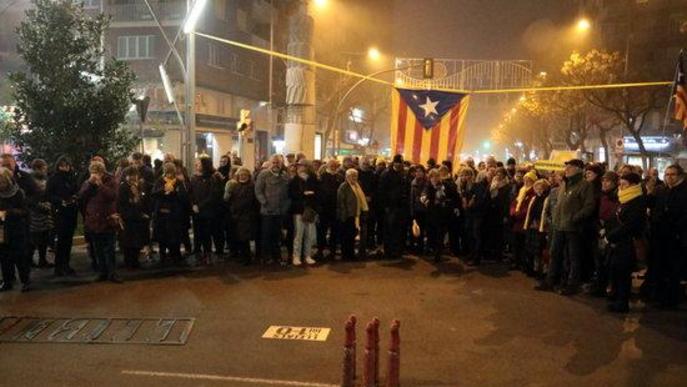 Prop d'un centenar de persones tallen la cruïlla de Ricard Viñes de Lleida per reclamar la llibertat dels presos