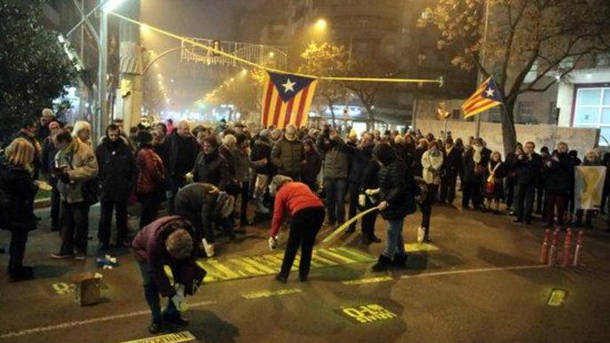 Prop d'un centenar de persones tallen la cruïlla de Ricard Viñes de Lleida per reclamar la llibertat dels presos