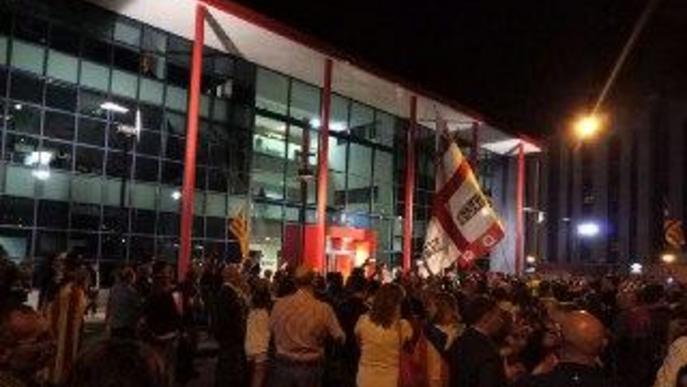 Un centenar de persones es concentren a la comissaria de Lleida contra que la Fiscalia controli els Mossos