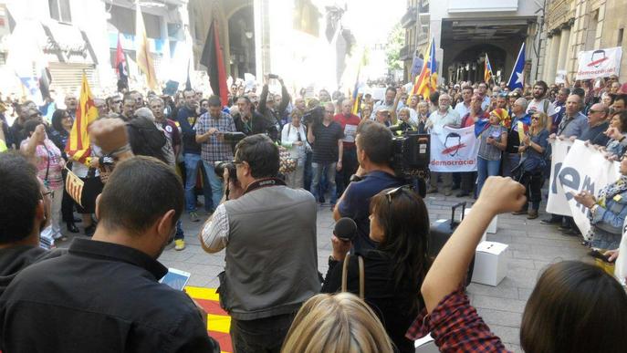 Nova convocatòria al vespre en defensa de la democràcia després d'omplir la plaça Paeria de gom a gom