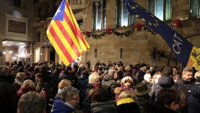 Despengen la bandera espanyola de la façana de la Paeria durant una concentració que ha aplegat unes 200 persones 