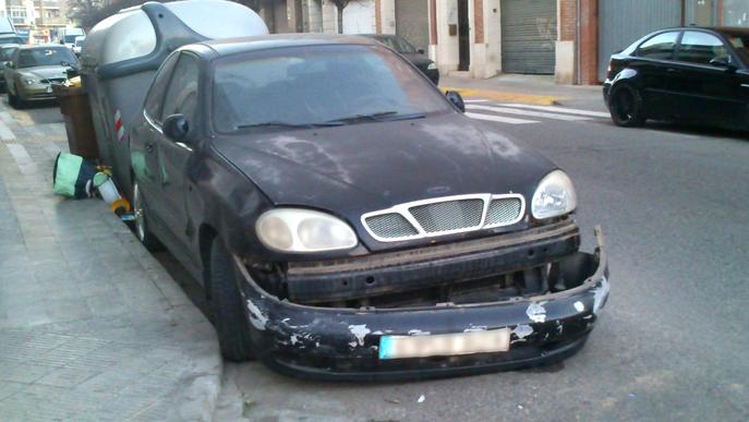 Denuncien un cotxe abandonat a Corts Catalanes