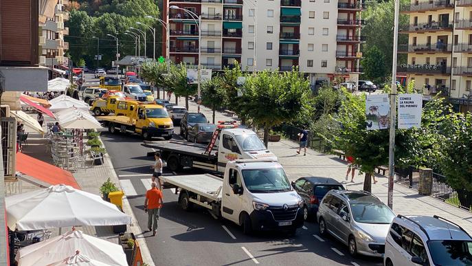 ⏯️ Marxa lenta a Sort dels gruistes d'assistència en carretera del Pirineu per exigir millores laborals