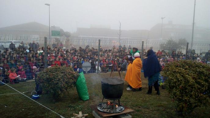 Escolars munten un camp de refugiats a Alpicat per denunciar les causes de la migració forçada