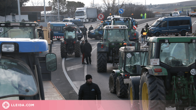 Els Mossos impedeixen el pas dels tractors per tallar l'AP-2 a Soses i els pagesos hi accedeixen a peu