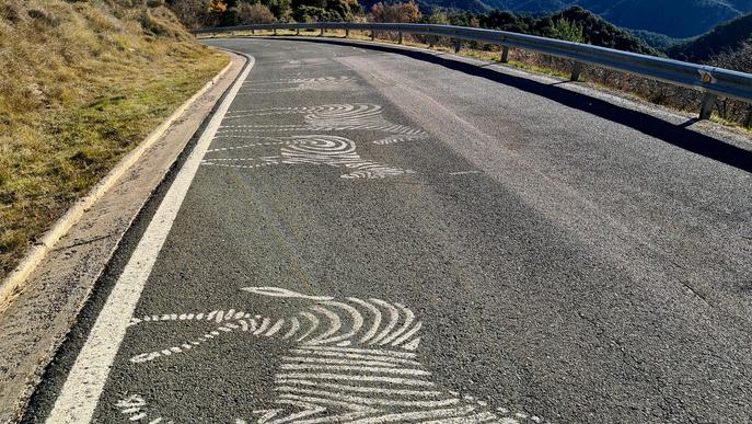 ⏯️ Cérvols voladors o vaques amb paracaigudes com a mostra d'art a les carreteres del Pirineu