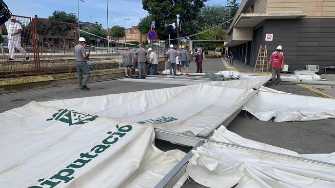 S'instal·la una carpa a l'Arnau de Vilanova per ampliar la zona d'Urgències