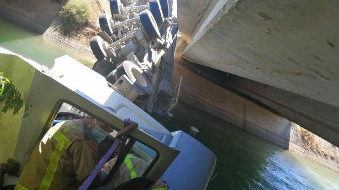 Els Bombers intenten rescatar un camioner que ha caigut al canal d'Balaguer a Alcoletge