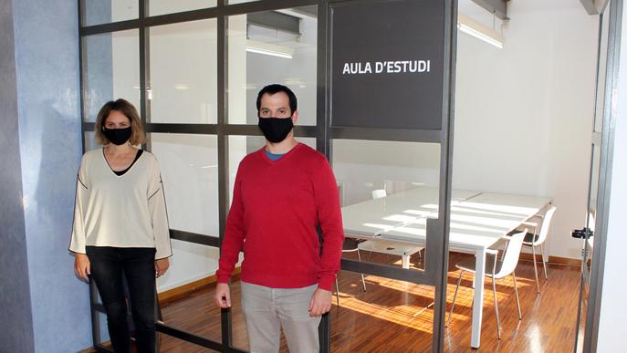 El regidor de Cultura, Carlos Vílchez, i la directora de la Biblioteca, Emma Novell, a la nova sala d’estudi