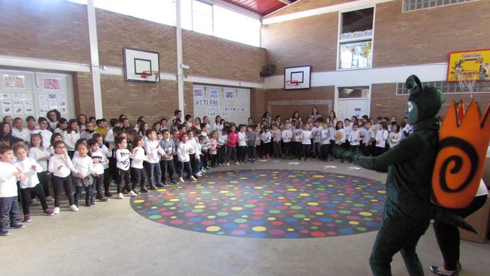 L'escola Enric Farreny recull roba i bolquers per a nadons de famílies sense recursos 