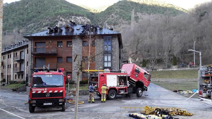 Un incendi crema part d'un edifici d'apartaments de Llavorsí