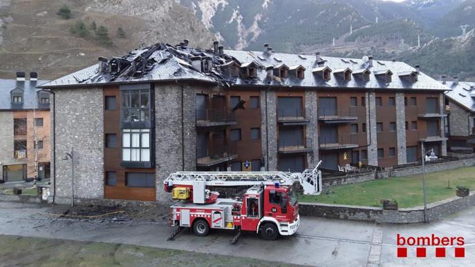 Un incendi crema part d'un edifici d'apartaments de Llavorsí