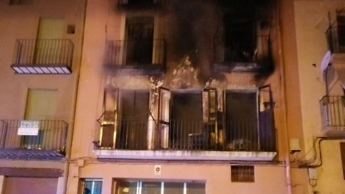 Un incendi a un pis de Balaguer deixa tres ferits, un d'ells en estat greu