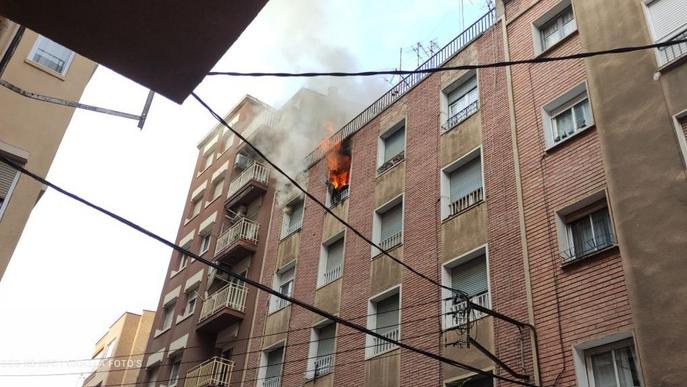 Desallotjats per un incendi en un pis del carrer Tamarit de Llitera
