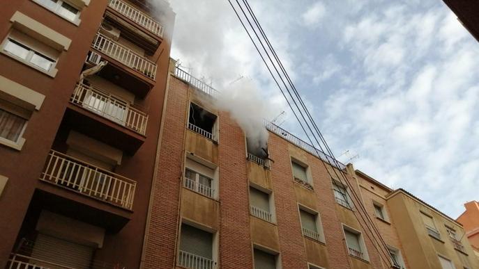 Desallotjats per un incendi en un pis del carrer Tamarit de Llitera