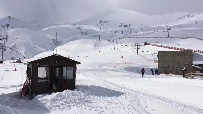 Mor un esquiador a Boí Taüll al colpejar-se amb un canó de neu