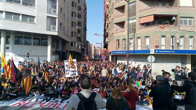 Un miler d'estudiants a Lleida contra el 155 i per la República també coregen contra el PDECAT