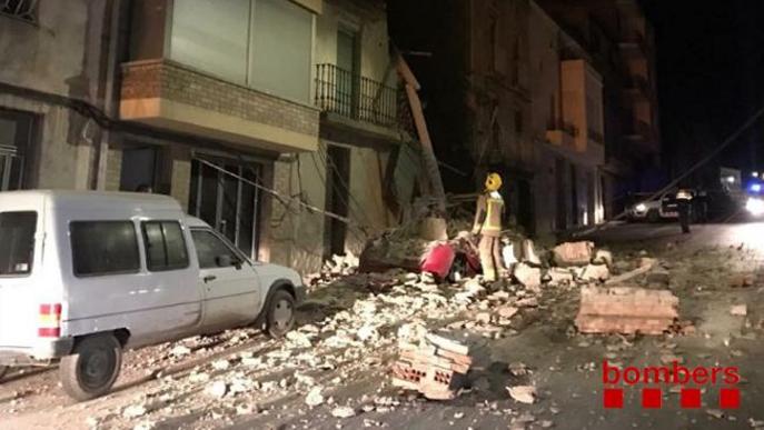 S'esfondra totalment una​ casa deshabitada a Bellpuig