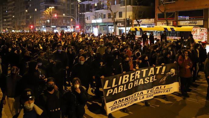⏯️ Contenidors cremats, llançament d'objectes i trets de foam a Lleida en la segona nit de protestes