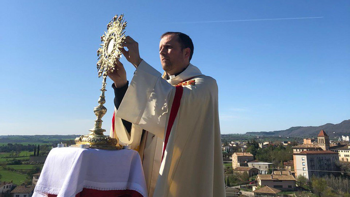 El bisbe de Solsona beneeix la ciutat des del campanar