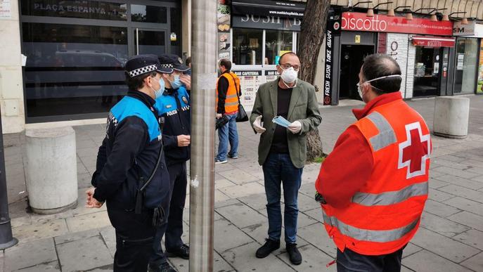 ⏯️ Voluntaris de Creu Roja i de Protecció Civil reparteixen mascaretes al transport públic