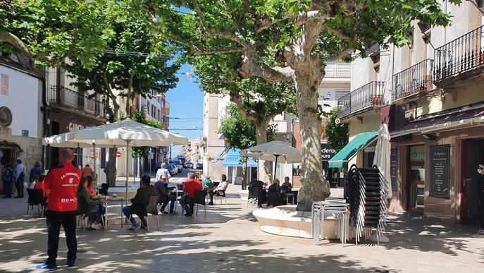 Terrasses a la plaça Major de Mollerussa amb distància de seguretat per la covid-19