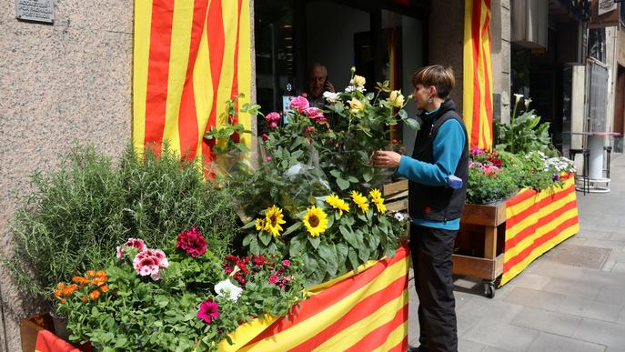 ⏯️ Llibreries i floristeries s'avancen a Sant Jordi amb parades al carrer