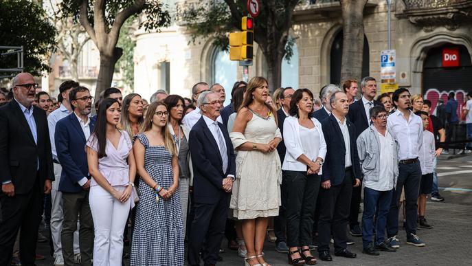 GALERIA: La Diada omple de les tradicionals ofrenes el monument de Rafael Casanova