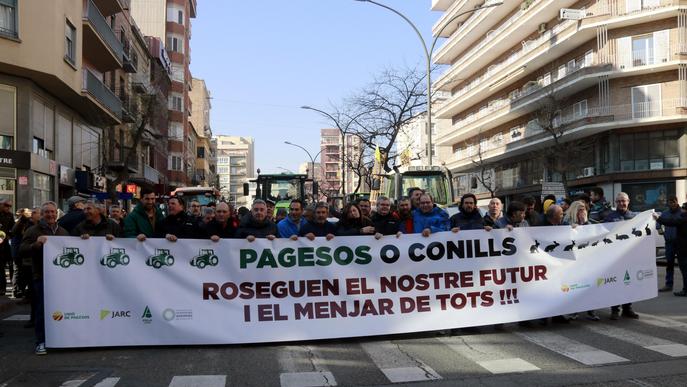 ⏯️ Agricultors llancen conills a les portes d'Acció Climàtica de Lleida com acció de protesta