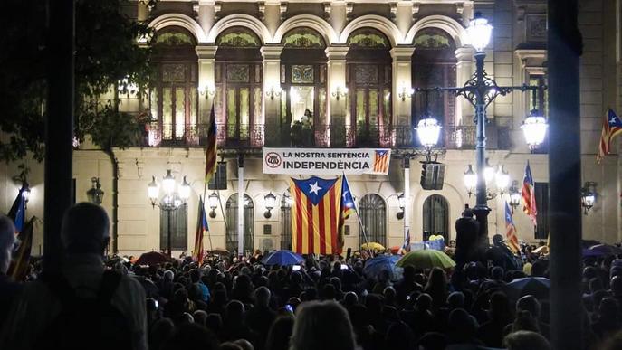 #SentènciaProcés: Unes 8000 persones es manifesten a Lleida sota la pluja contra la sentència del Suprem