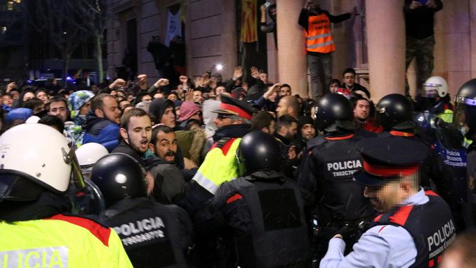 Anar amb la cara tapada, agreujant contra els manifestants a Lleida per la detenció de Puigdemont