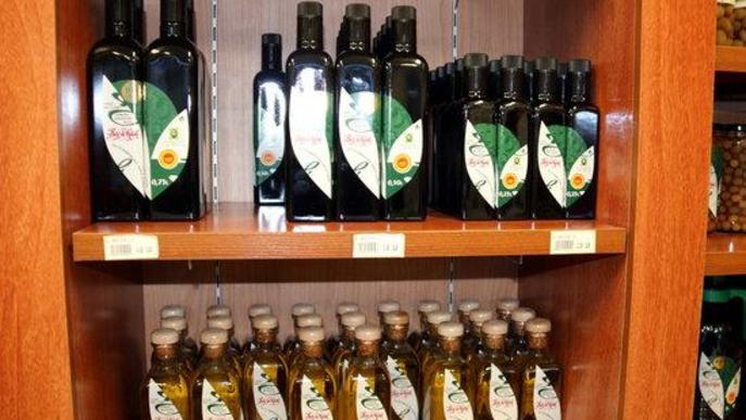 Pla detall d'oli d'oliva verge extra de la DOP les Garrigues que la Cooperativa de Maials comercialitza al detall