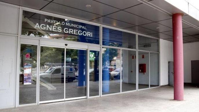 Una baralla entre usuaris del pavelló Agnès Gregori acaba amb mobiliari trencat i un detingut