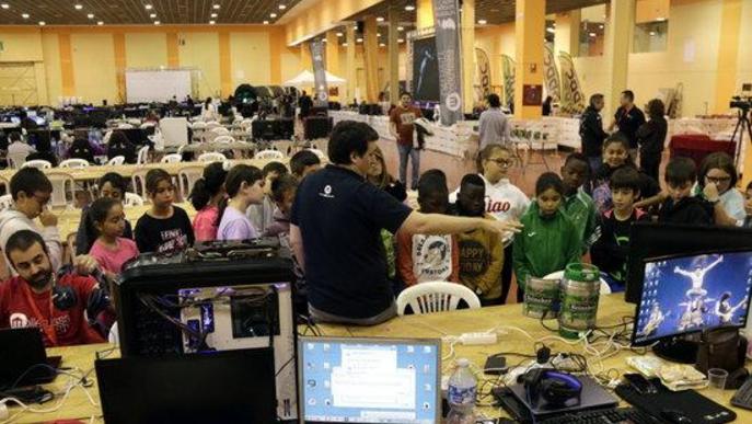 Pla general d'un grup d'estudiants de primària durant la visita la Mollerussa Lan Party, el 8 de novembre de 2019